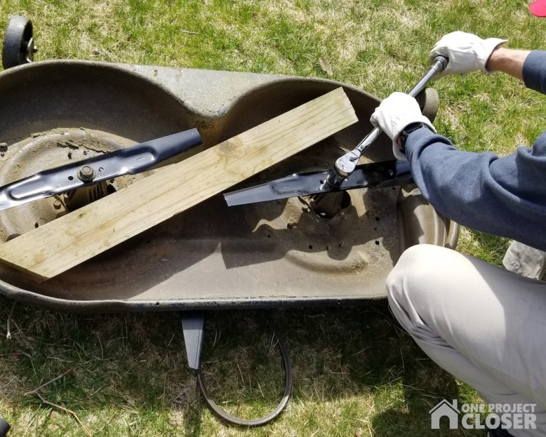 How to Change the Blades on a Riding Mower